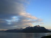 Wolken am Offersøystraumen mit Bergkulisse bei Napp - Lofoten